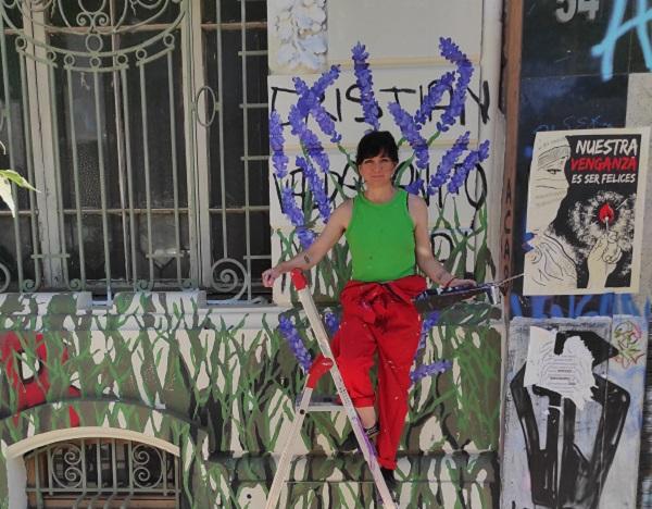 Egresada del DAV realiza mural en Museo de Química y Farmacia