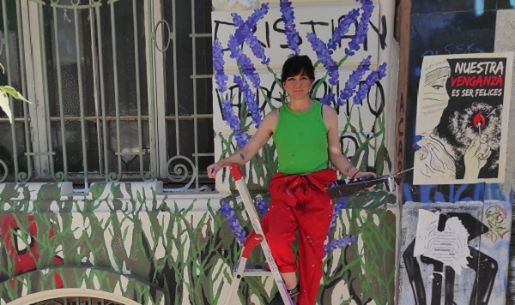 Egresada del DAV realiza mural en Museo de Química y Farmacia