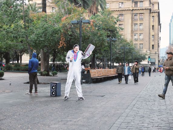 En Buenos Aires, Puerto Montt y Santiago se exhiben obras de egresados