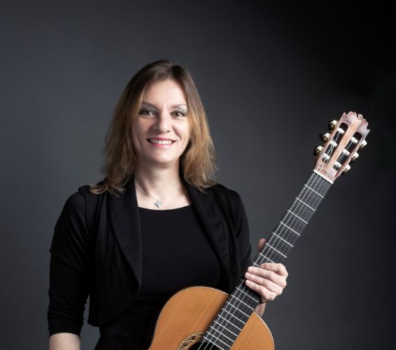 Destacada guitarrista Nadia Borislova visita el Departamento de Música