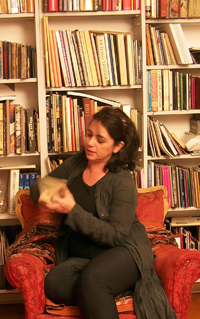 Nury González, artista visual, académica del Departamento de Artes Visuales y Directora del Museo de Arte Popular Americano, es la autora de "La memoria de la tela".