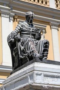 Estatua de Andrés Bello intervenida por el profesor del DAV Enrique Matthey.