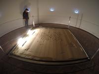 Océano de un centímetro de profundidad (O1CM), es la obra que Daniel Cruz exhibe en el ala norte del primer piso del MNBA, en el marco de la Bienal de Artes Mediales 2015.