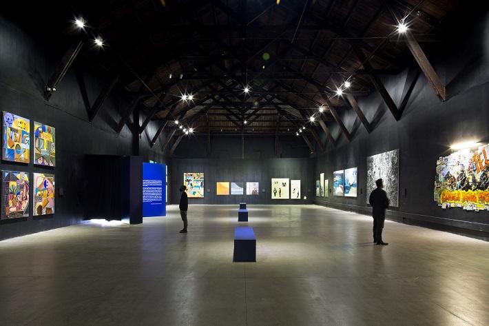 "Salón de Pintura" lleva por nombre la exhibición colectiva organizada por la plataforma One Moment Art en las salas de Artes Visuales de Matucana 100, que reúne a 13 artistas visuales.