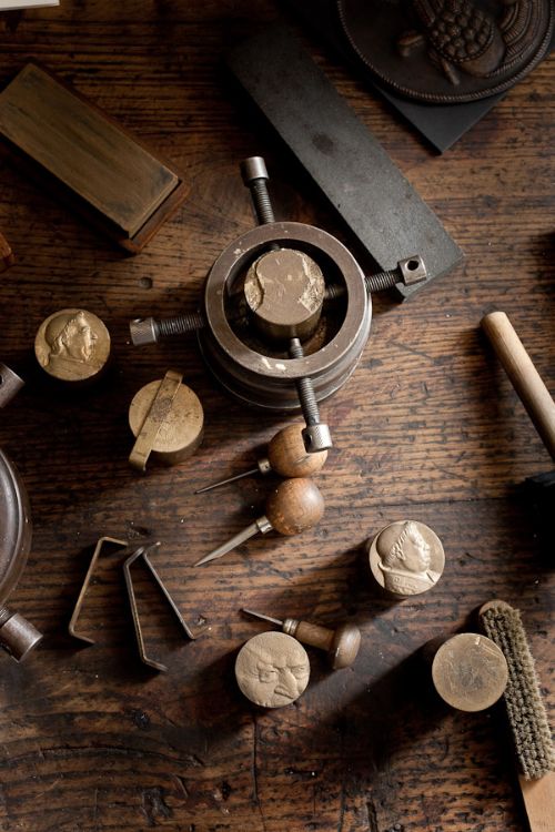 Charla "Técnicas de acuñación artística: el arte de hacer monedas" por el escultor egresado de la carrera de Artes Visuales de la U. de Chile Maximiliano Gómez Cáceres