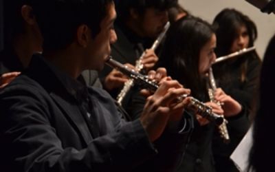 Estudiantes integran Orquesta de Flautas, dirigida por Profesor Wilson Padilla.