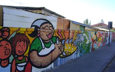 Registro de pintura mural realizada en muro poniente de la Villa O'Higgins, El Bosque