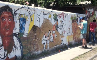 Registro de pintura mural realizada en muro oriente de la Villa O'Higgins, El Bosque