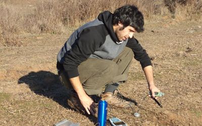 Tomando muestra de pH y otras variables en área seca de la orilla.