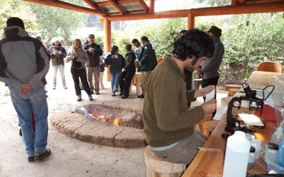 Asistentes al taller en actividad de fijación de muestras, en terreno.