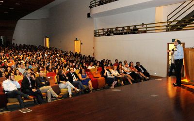 El Decano agradeció a los nuevos estudiantes el haber elegido a la Universidad de Chile.