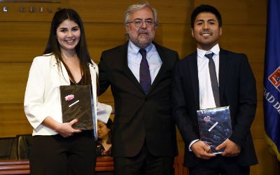 Paulina Allende y Gabriel Prado, mejores rendimientos de la generación, junto al decano Manuel Kukuljan