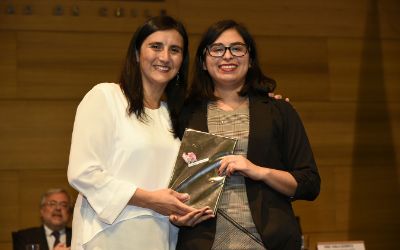 Constanza Arredondo Barril, elegida como la mejor compañera, junto a la profesora Karen Basfi-fer