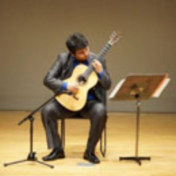 Talento y virtuosismo en la guitarra de Alexis Vallejos