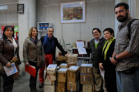 Facultad de Artes dona libros a los afectados por el incendio de Valparaíso