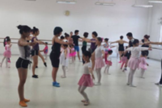 Niñas provenientes de la Región del Maule visitaron Departamento de Danza