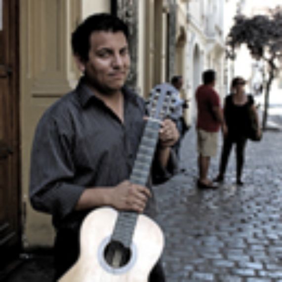 Alexis Vallejos: Con su guitarra a través del Pacífico
