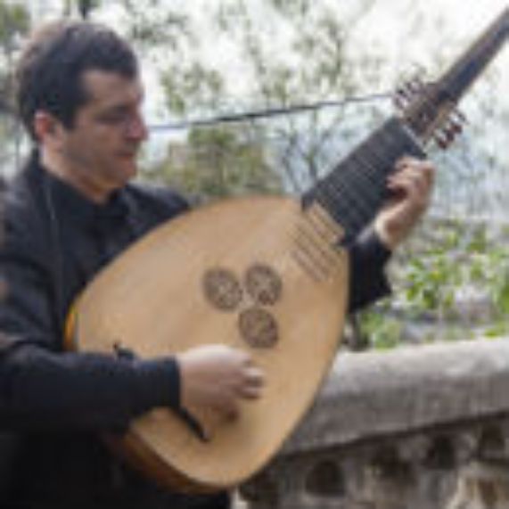 Profesor Rodrigo Díaz presenta inusual concierto para tiorba solista
