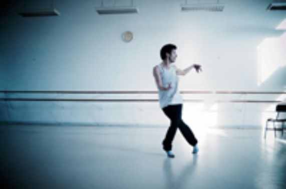 Egresado de Danza estrena propuesta enfocada en la vida con VIH positivo
