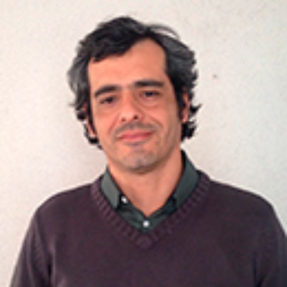 El académico Víctor Espinoza es parte del equipo de investigación que busca desarrollar un sistema de monitoreo de voz ambulatorio y a bajo costo.
