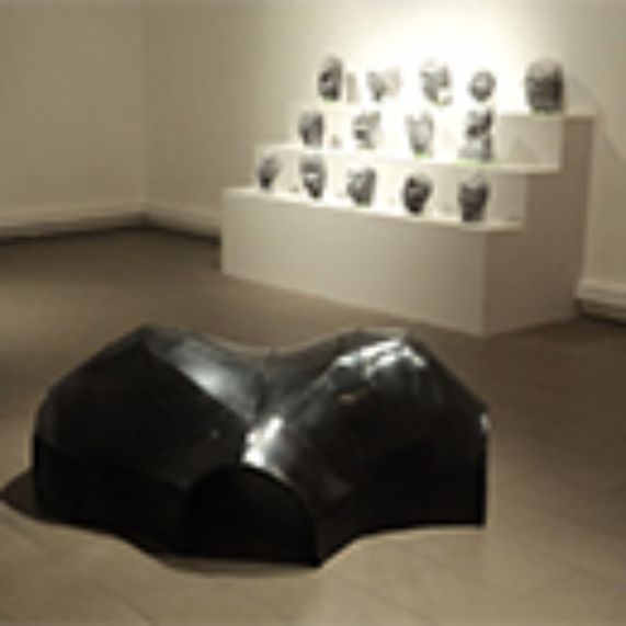 Exposición de escultura contemporánea chilena reúne a artistas del DAV
