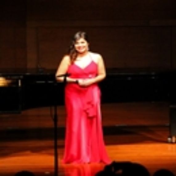 Soprano Yaritza Véliz es seleccionada para programa Jóvenes Talentos de Royal Opera House