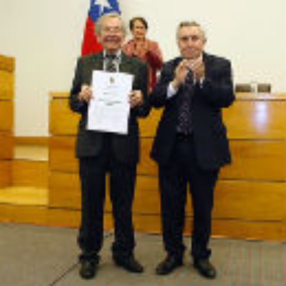 Actor Humberto Duvauchelle recibió la Medalla Rectoral de la Universidad de Chile