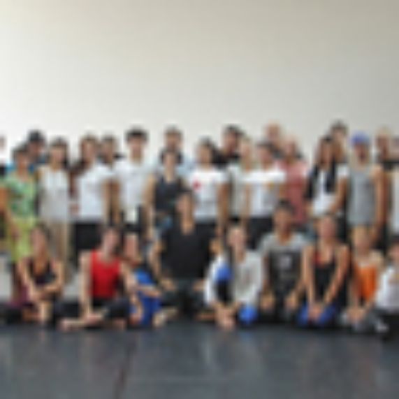 Estudiantes y bailarines asisten a Taller de Danza Tailandesa 