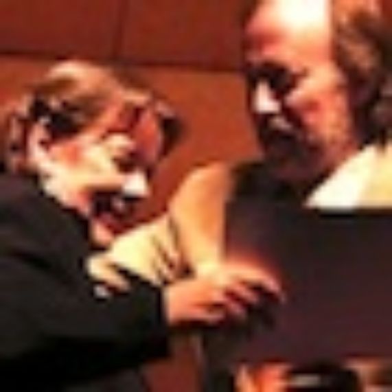 En la interpretación musical estuvieron el guitarrista Mauricio Valdebenito (foto), la pianista Patricia Castro y la Camerata Vocal de la U. Chile