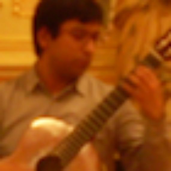 Junto a la carrera de interprete, hoy en el horizonte de Alejandro Escobar también está la composición