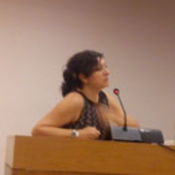 Profesora Maite Lobos encabeza mesa sobre diseño teatral en Chile