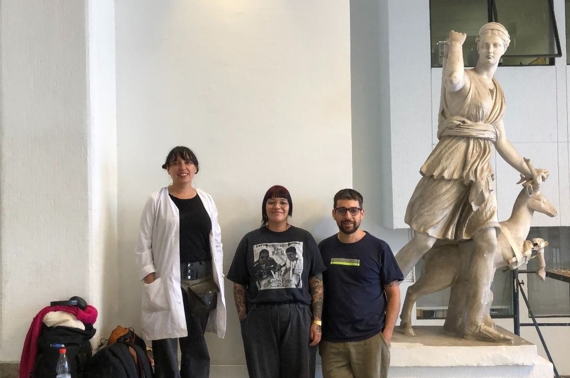 Estudiante y egresada restauran escultura en la Facultad de Medicina