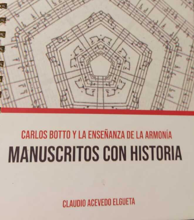 “Si le fallas una vez a Carlos Botto estás liquidado” le dijo un alumno más antiguo a Claudio Acevedo en 1987, cuando tomó la asignatura de armonía superior con el destacado compositor y pianista chileno, Premio Nacional de Artes Musicales en 1996.    Pese a la “amenaza” el actual académico del DMUS salió más que airoso, a tal punto que maestro y discípulo cultivaron una amistad por largo tiempo y que desembocó, a 20 años de la muerte del profesor, en la publicación del libro Manuscritos con historia, Carlos Botto y la enseñanza de la armonía, que Acevedo lanzará el martes 16 de mayo a las 19.30 horas en el auditorio Cirilo Vila (sala 504) del edificio Alfonso Letelier Llona de la Facultad de Artes (Compañía 1264).    “Finalmente no era el monstruo que nos pintaron pero sí era muy exigente”, recuerda el autor del texto. “Siempre me llamó la atención lo ordenado que era con su material y lo musical de sus clases, por ejemplo en el numeroso trabajo de ejercitación de armonía al piano, así que entre lo que me motivó su manera de enseñar y el susto que tenía me volví un muy buen alumno”, agrega.    Fue tanto su interés por sus enseñanzas que por años permanecieron en sus archivos todas las fotocopias que el maestro entregaba en cada clase. Por eso, cuando Botto murió en 2004, “pensé que se iba a perder su manera de enseñar la asignatura, salvo lo que se transmitiría oralmente entre quienes nos vemos como sus discípulos. Mucho tiempo después, en 2018, decidí postular a un fondo interno del Departamento de Música para hacer un texto con todo este material y, una vez que lo obtuve, recibí aportes de otros colegas que también tenían apuntes de don Carlos, como Soledad Morales y Jean Pierre Karich”, explica Acevedo.    Reunido todo el material venía una parte no menor. “Eran documentos escritos de su puño y letra, las partituras se dibujaban con regla, así que digitalizar todo eso fue mucho trabajo, lo que quedó en manos de la copista Ingrid Santelices, una parte la hice yo y otra mi hijo Felipe. El diseño, en tanto, quedó a cargo de mi hija Claudia”, dice, para agregar que “además de transcribir había que analizar, corregir y especialmente ordenar didácticamente, porque todos eran apuntes que no conformaban un método orgánico. Esa parte estuvo a mi cargo”.     Así se llegó a la estructura de cinco capítulos, tres de armonía a dos, tres y cuatro voces, y dos previos sobre el origen y evolución de la cadencia y uno sobre la armonía modal, además de un texto a modo de presentación a cargo del profesor Luis Merino Montero.    Da la idea que es un libro pensado para gente que ya tiene conocimientos teóricos.   Efectivamente está pensado para gente que sabe de teoría musical, que sabe solfear, que maneja el lenguaje. Me parece que es un texto útil porque no es tan usual que se enseñe la armonía a dos y tres voces, tradicionalmente se ha enseñado a cuatro. Está pensado para profesores, estudiantes y músicos que siempre están en constante perfeccionamiento.   ¿Es un libro de armonía aplicable a música popular o más bien es de tradición escrita?   Si bien el texto no tiene apellido responde a la enseñanza de la armonía más ‘tradicional’, ya que es el mundo al que adscribía don Carlos  y creo que es un buen punto de partida porque, para quien se dedica al jazz u otros ámbitos de la música popular, me parece aconsejable que pase primero por este modelo, que es donde se sentó la base de todo lo que vino después.Finalmente las reglas de la armonía que aún usamos son convenciones estilísticas de la Europa del siglo XVIII.     ¿Es un libro pensado para alguien que debe tener una tutela de un profesor o se puede tantear de manera más autónoma?  Las dos cosas, pero insisto en que el que trabaja solo tiene que saber música, no es para alguien principiante. Lo que sí me parece importante es que en este texto se puede trabajar cada capítulo de forma autónoma, puedes ver exclusivamente la armonía a dos o tres voces y saltarte lo demás. En ese sentido son capítulos que no están necesariamente encadenados y no tienen un orden de dificultad creciente, sin ir más lejos para mí es más difícil la armonía a tres voces que a cuatro y en armonía a dos voces puedes hacer una porquería o una maravilla según cómo trabajes los elementos. Al final es como la cocina: pocos ingredientes pueden dar lugar a algo fantástico y muchos puedes convertirlos en un estropicio.     Usted ya hizo un libro sobre ejercicios de audición, otro sobre solfeo, ahora presenta uno de armonía. ¿Quizás le falta uno de análisis dentro de la vastedad de la teoría musical?  Me estás dando una buena idea. Este último tiempo he estado pensando sobre qué otro proyecto puedo hacer para seguir en la línea de investigación y en un momento pensé en trabajar nuevamente el solfeo pero desde otro punto. Sin embargo, creo que por mis años de enseñanza de música latinoamericana podría hacer un trabajo interesante sobre análisis con ese repertorio. Si piensas en la música de Inti Illimani u otro artista del género es muy inconveniente para solfear porque muchos estudiantes podrían cantar bien porque se saben las canciones, en cambio en análisis esos temas sí pueden dar origen a miradas muy interesantes, si se selecciona con lupa un repertorio exigente.    ¿Cómo se puede adquirir el libro?  Lo estoy editando de manera independiente  (cacevedo@uchile.cl) en función de las solicitudes que me están llegando y en un tiempo más Editorial Nacional lo pondrá a la venta digitalmente. La verdad es que no me ha ido mal y me he dado cuenta que mi libro Método para la enseñanza del solfeo a primera vista, de 2011, me ha dado cierta visibilidad en este mundo, porque es un libro que se ha pirateado mucho, que está disponible en varios sitios de Internet y que se ocupa en varias universidades pese a que hicimos muy pocas copias. Se esparció solo y eso ha provocado que pasen cosas como que este nuevo libro me lo haya pedido un profesor de Huillinco que yo no conocía y que me contactó porque usaba el de solfeo en sus clases. Y sabes qué es lo más llamativo de todo, que no sabía quién era Carlos Botto. 