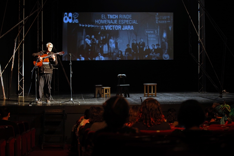 El músico y decano de la Facultad de Artes de la U. de Chile, el profesor Fernando Carrasco, quien interpretó la canción "Paloma quiero contarte" de Víctor Jara.