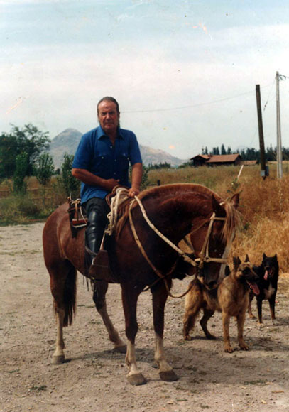 Alberto Pérez con su yegua Sol y sus perros