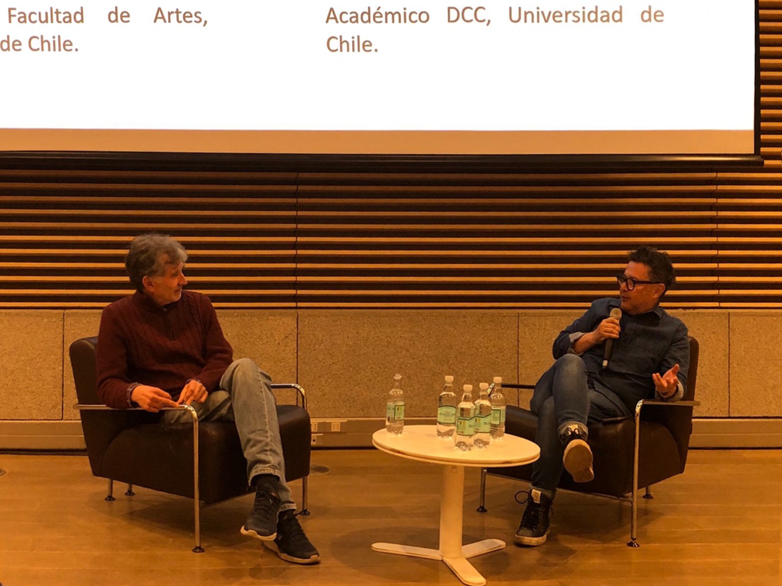 Arturo Cariceo participa del Conversatorio “IA + Arte + Cyberpunk” en la Facultad de Ciencias Físicas y Matemáticas