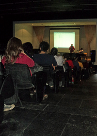 En el marco del Seminario Lecturas Cruzadas, que es organizado por los departamentos de Artes Visuales y de Música y Sonología, Llorenç Barber dictó una conferencia y un workshop.