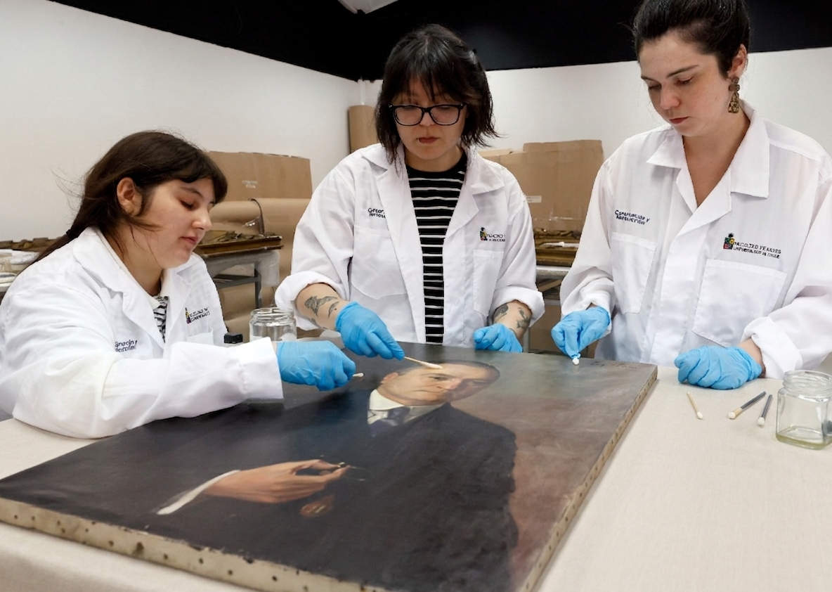 Profesionales exponen sobre el proceso de restauración de retratos de los rectores de la Universidad de Chile
