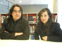 Isabel García y Sebastián Vidal trabajan en el Centro de Documentación de las Artes, el que reúne importante material bibliográfico y audiovisual sobre el arte en Chile, desde los años 70 a la fecha.