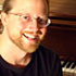 Geoffrey Gee expone sobre sonidos de sintetizadores en sala Zegers